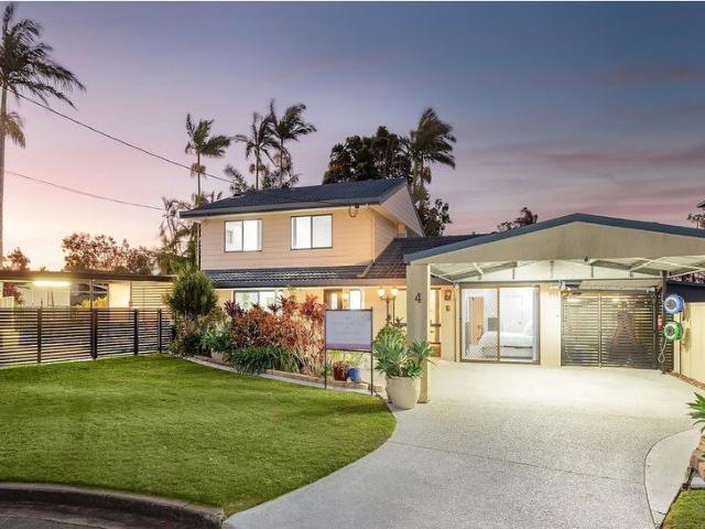 Spacious Family Home Opposite The Water!