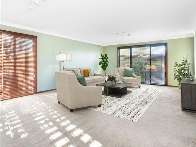 Spacious Family Home Backing onto Tania Park & National Park