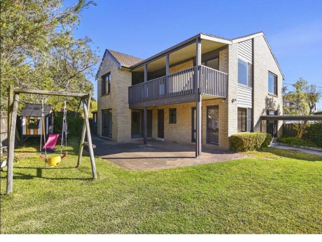 Spacious Family Home Backing onto Tania Park & National Park