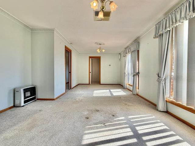 Spacious Family Home Close to Town