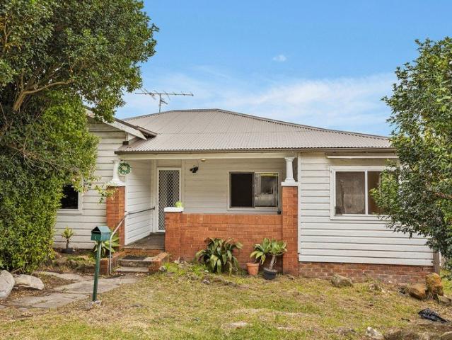 Spacious Family Home Close to Wollongong CBD & Hospital