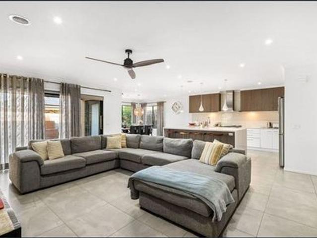 Spacious Family Home Close to All Amenties. !