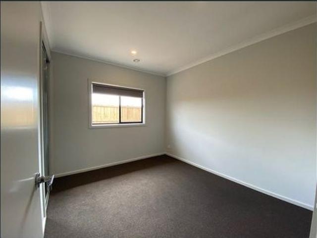 Spacious Family Home Close to All Amenties. !