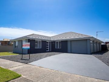 Spacious Family Home, Close To Schools, Town Centre, And The Beach