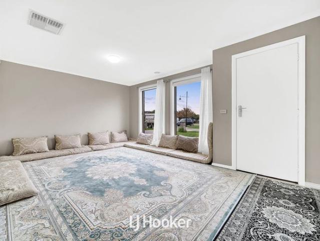 Spacious Family Home – Double Living Areas – Solar Panels – Top Location!