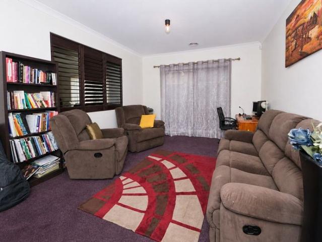 Spacious Family Home for Lease in Prime Greenvale Location!