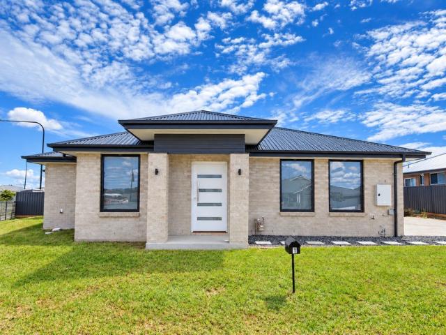 SPACIOUS FAMILY HOME FOR RENT IN LOCHINVAR | READY TO MOVE IN