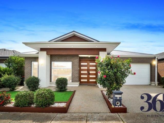 ! Spacious Family Home for Rent in Prestigious Westbrook Estate Close to All Amenities !