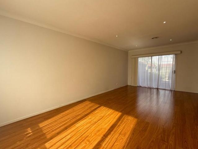 Spacious Family Home in Taylors Lakes