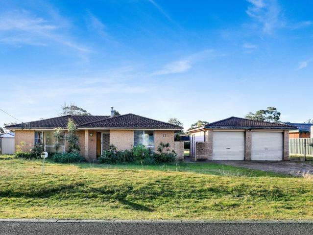 Spacious Family Home in the Heart of Tanilba Bay