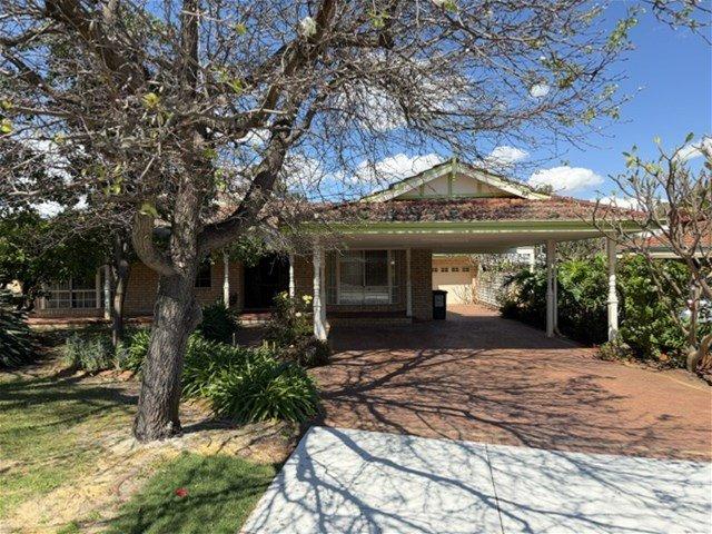 SPACIOUS FAMILY HOME IN THE ROSSMOYNE SCHOOL ZONE