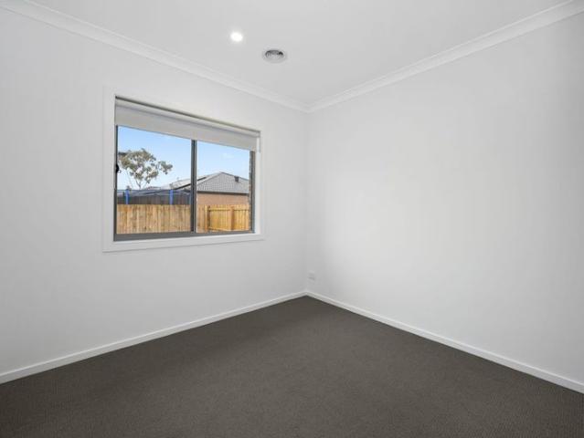 Spacious Family Home in Wollert – 4 Beds, 2 Baths, Double Garage!