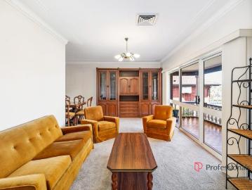 SPACIOUS FAMILY HOME IN A BLUE RIBBON LOCATION