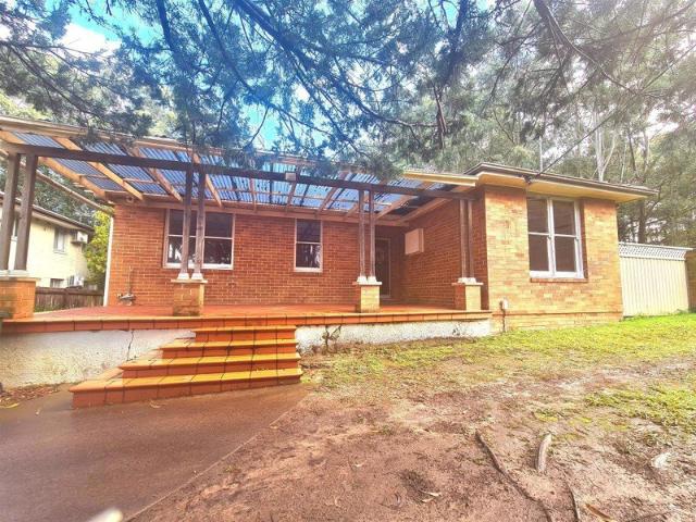 Spacious Family Home in a Convenient Location of Dundas