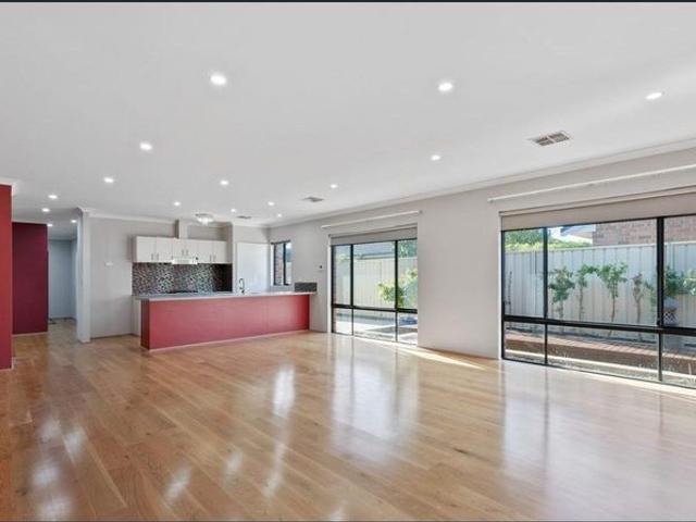 Spacious Family Home in a Convenient Lakelands Location