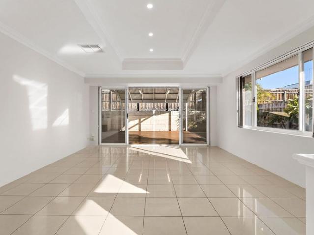 Spacious Family Home in a Prime Coastal Location 12 Month Lease Only!
