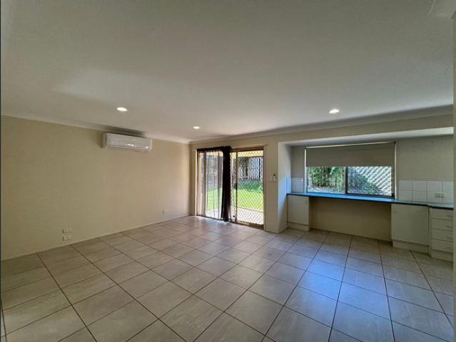 SPACIOUS FAMILY HOME IN A QUIET & CONVENIENT KENMORE LOCATION