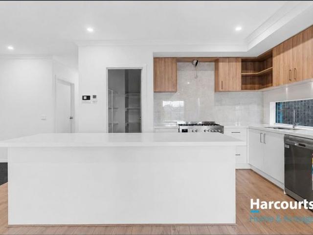 Spacious Family Home in a Sought After Clyde North Location!