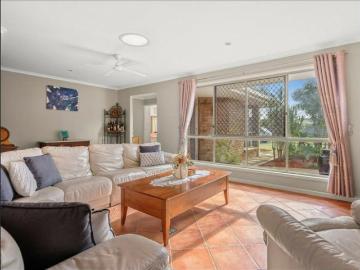 SPACIOUS FAMILY HOME IN BANKSIA BEACH