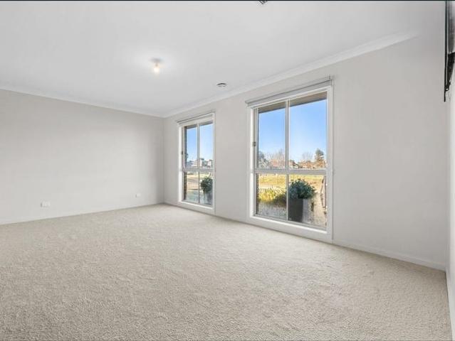 Spacious Family Home in Botanica Springs Estate