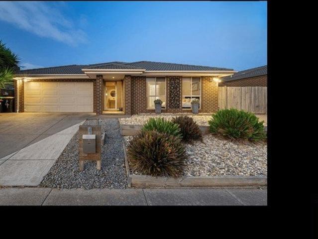 Spacious Family Home in Botanica Springs Estate
