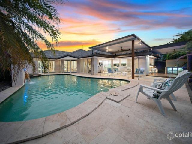 Spacious Family Home In Burleigh Waters