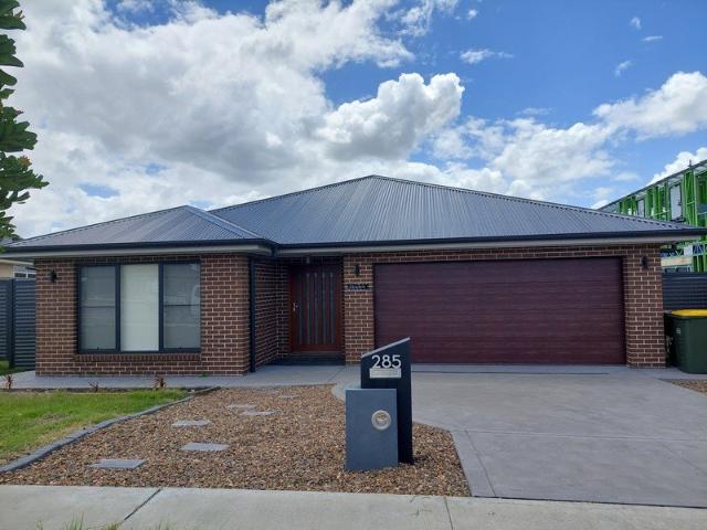 Spacious Family Home In Chisholm