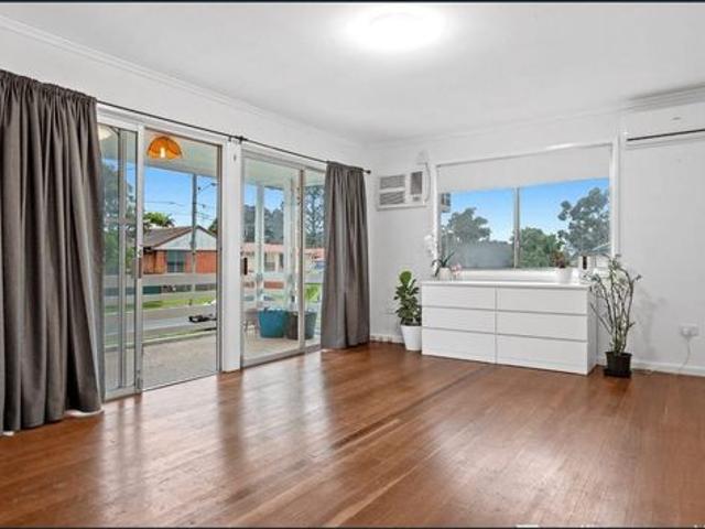 Spacious Family Home in Convenient Logan Central Location