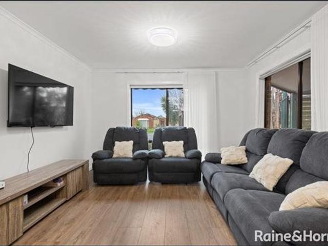 Spacious Family Home in Convenient Roxburgh Park