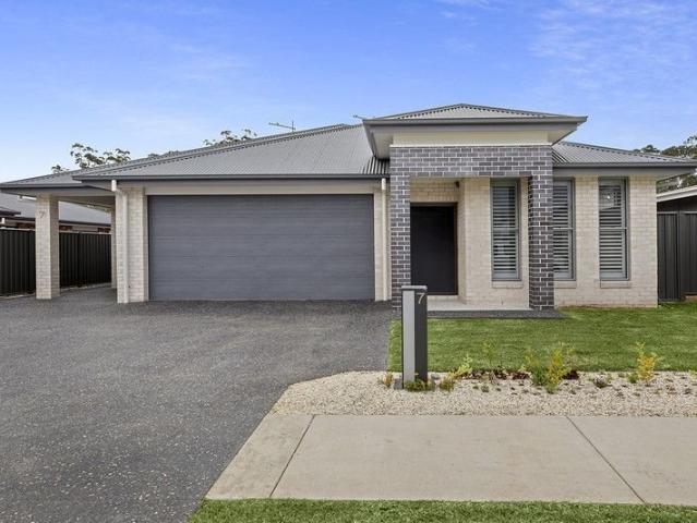 SPACIOUS FAMILY HOME IN FANTASTIC COASTAL LOCATION