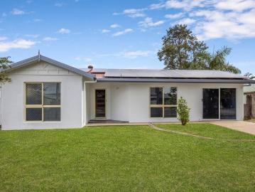SPACIOUS FAMILY HOME IN GREENWOOD ESTATE