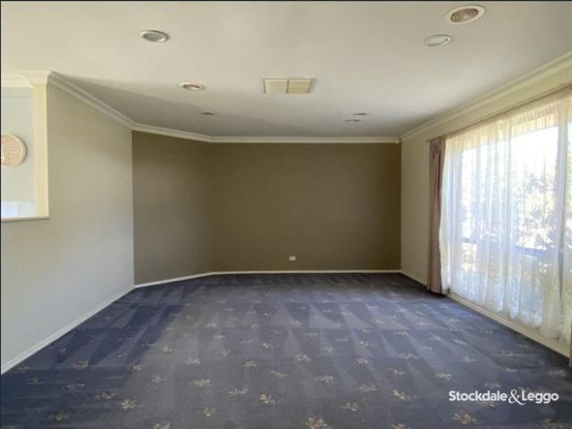 SPACIOUS FAMILY HOME IN KIALLA LAKES