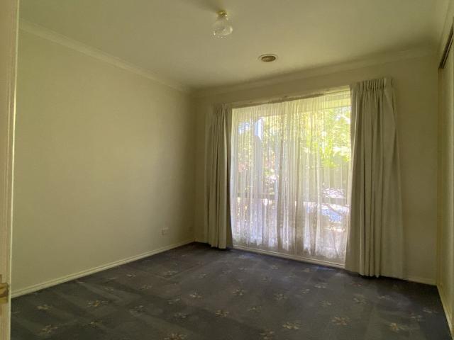 SPACIOUS FAMILY HOME IN KIALLA LAKES