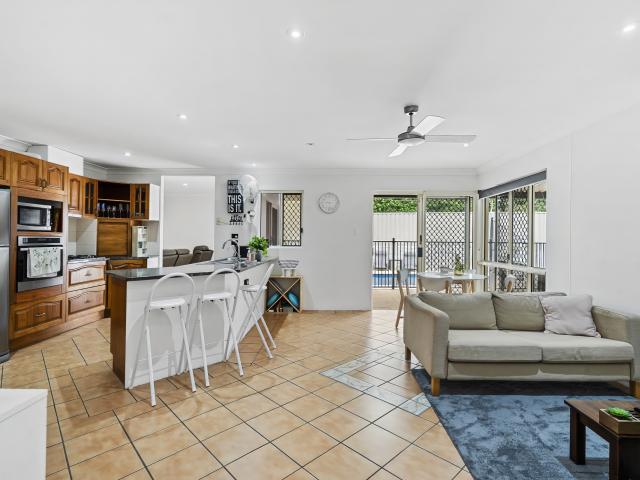 Spacious Family Home in Lammermoor with Pool