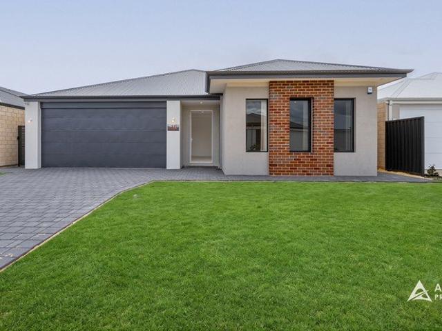 Spacious Family Home In Lake Treeby