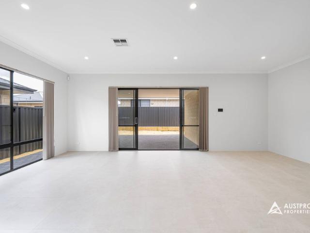 Spacious Family Home In Lake Treeby