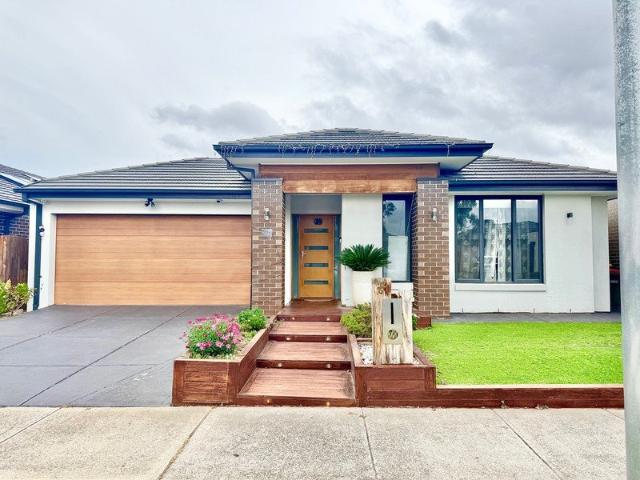 Spacious Family Home in Manor Lakes!