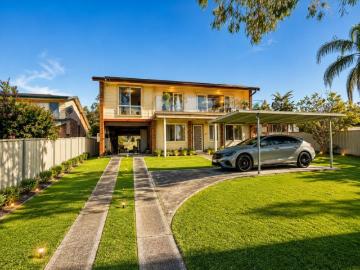 Spacious Family Home in Peaceful Lakeside Setting