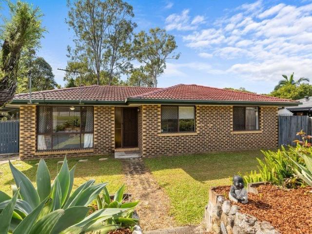 Spacious Family Home in Peaceful Location Indoor/Outdoor Living & Parkland Views