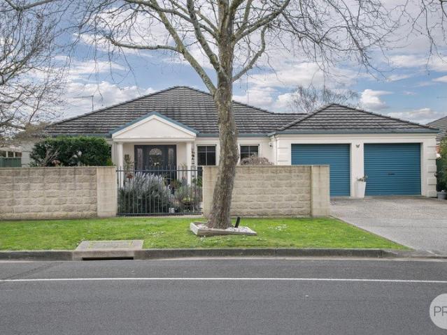 Spacious Family Home in Premium Lake Gardens Location