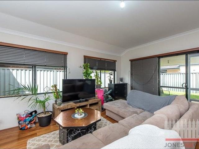 Spacious Family Home in Prime Aveley Location