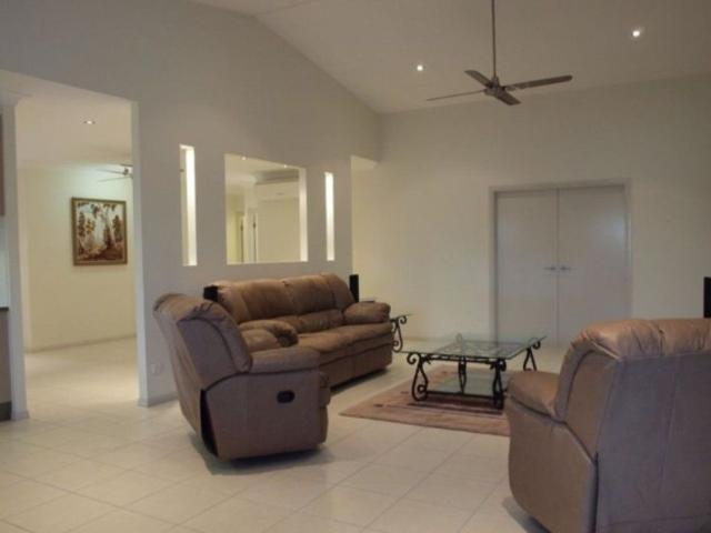 SPACIOUS FAMILY HOME IN PRIME LOCATION