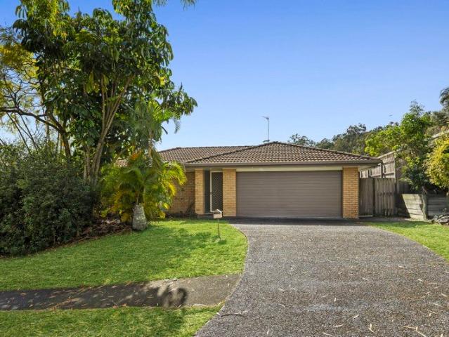 Spacious Family Home in Prime Parkwood Location Close to Schools, Shops & Parks!