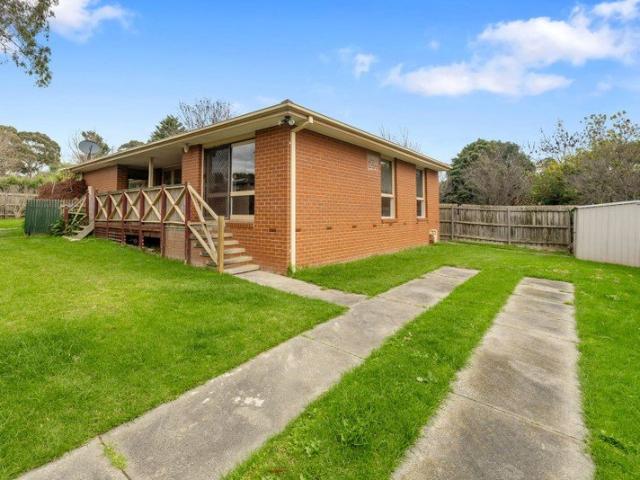 Spacious Family Home in Prime Rowville Location