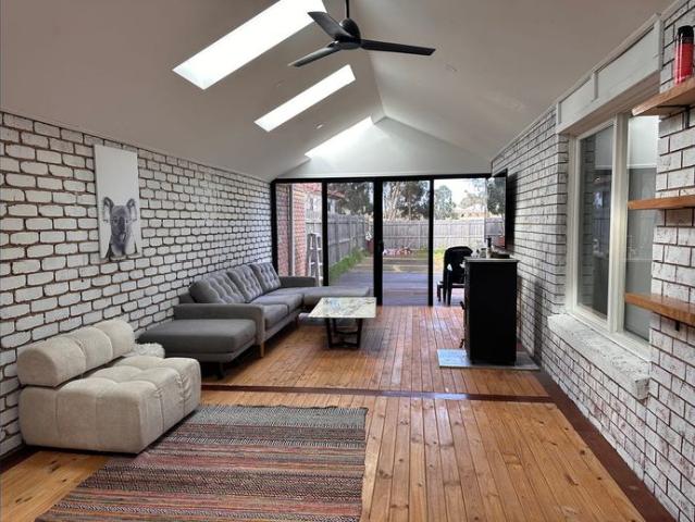 Spacious Family Home in Prime Roxburgh Park Location