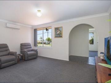 Spacious Family Home in Quiet Blue Haven Location