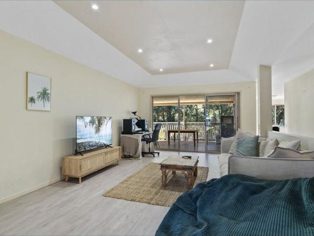 Spacious Family Home in Quiet Leafy Cul de Sac with Pool