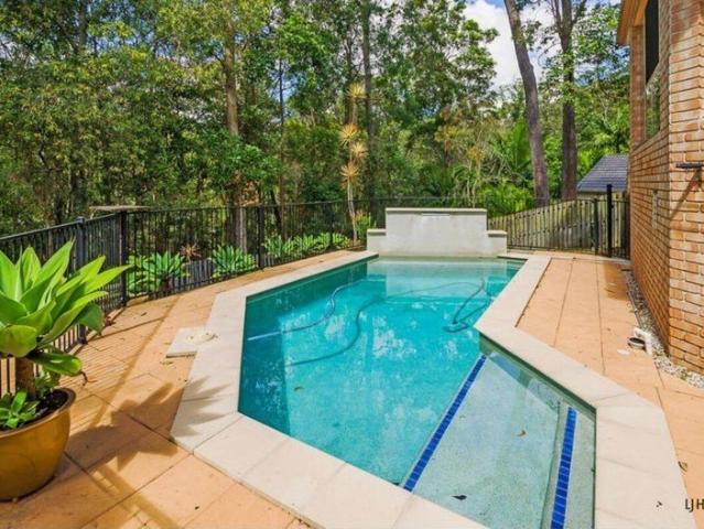 Spacious Family Home in Quiet Leafy Cul de Sac with Pool