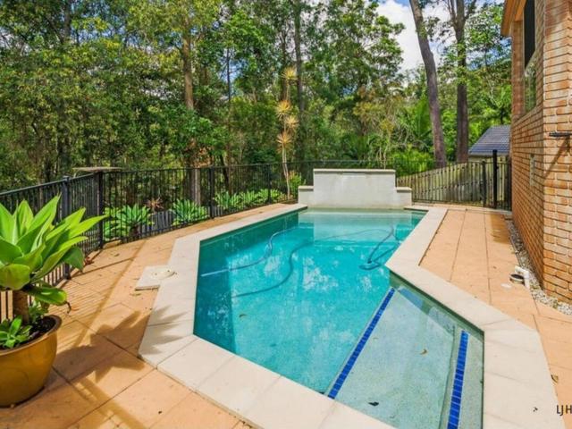 Spacious Family Home in Quiet Leafy Cul de Sac with Pool