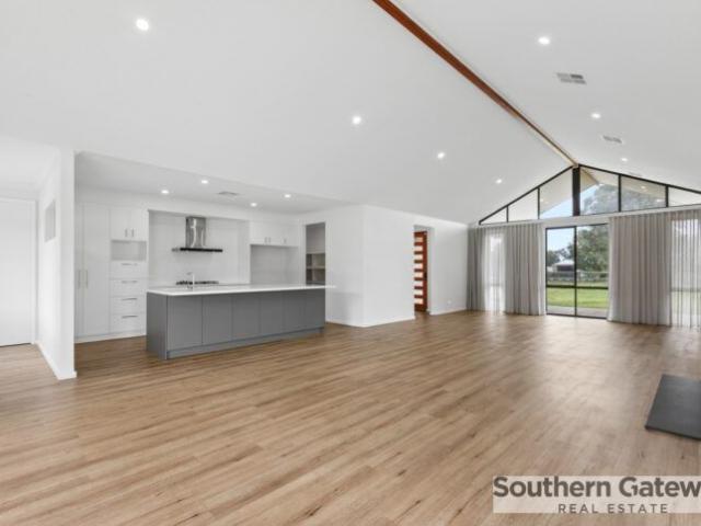 SPACIOUS FAMILY HOME IN SERPENTINE!